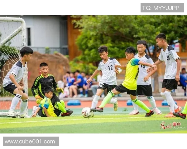 足球明星跨界挑战摔跤场展现全新魅力与竞技精神